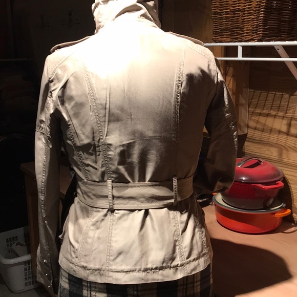 Great little European styled jacket. Size 4. - Picture 3 of 9